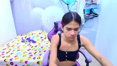 Snapshot of demi_leed chatting on 10-21-25, 12:17 DEMI online show from 10-21-25, 12:17