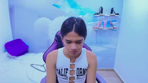 Snapshot of demi_leed chatting on 11-25-25, 11:43 DEMI online show from 11-25-25, 11:43