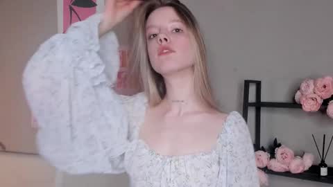 Snapshot of denaebeste chatting on 11-15-25, 07:32 Emma online show from 11-15-25, 07:32