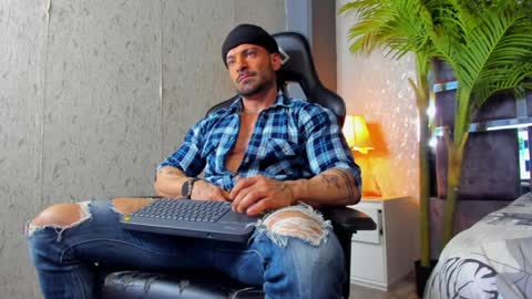 dennis_cox_ online show from 02-05-25, 01:11