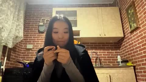 Snapshot of denysebernacchi chatting on 11-16-25, 01:17 Emma online show from 11-16-25, 01:17