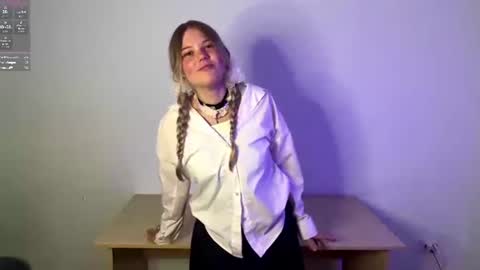 Snapshot of deonnahobb chatting on 06-20-26, 07:49 Luna online show from 06-20-26, 07:49
