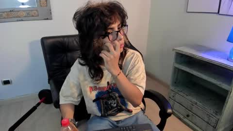 Snapshot of dereck_manson chatting on 10-18-25, 11:44 dereck_manson online show from 10-18-25, 11:44