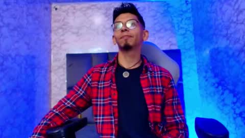 Snapshot of dereck_monroe chatting on 12-17-25, 11:38 Dereck online show from 12-17-25, 11:38