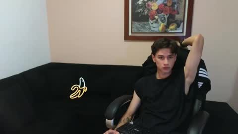Snapshot of derekswan chatting on 05-18-26, 11:43 Derek online show from 05-18-26, 11:43