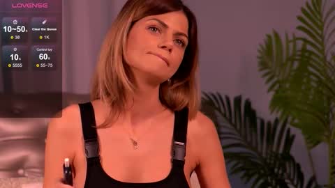 Snapshot of desiredmia_ chatting on 11-20-25, 06:02 Mia online show from 11-20-25, 06:02