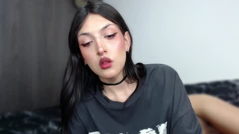 Snapshot of devil_blood chatting on 01-04-25, 06:51 Angel Boo and Adrian online show from 01-04-25, 06:51