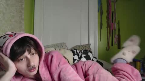 Snapshot of devilg1rl chatting on 11-07-25, 05:51 poutyangel online show from 11-07-25, 05:51