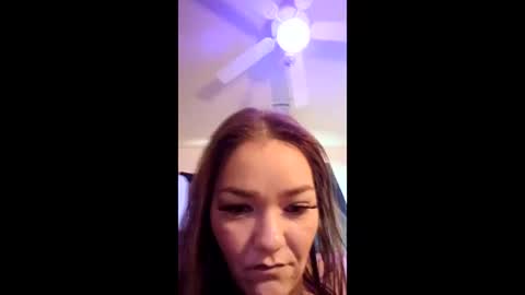 Snapshot of dezlyn chatting on 12-21-25, 05:09 dezlyn online show from 12-21-25, 05:09