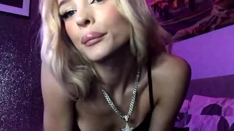 Snapshot of diamond_the_blonde chatting on 10-20-25, 10:21 Diamond online show from 10-20-25, 10:21