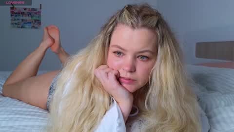 Snapshot of dianaholiday chatting on 10-25-25, 12:45 Olga online show from 10-25-25, 12:45