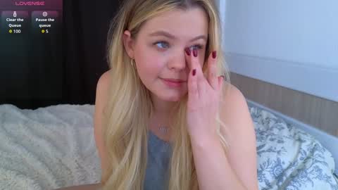 Snapshot of dianaholiday chatting on 11-17-25, 07:47 Olga online show from 11-17-25, 07:47