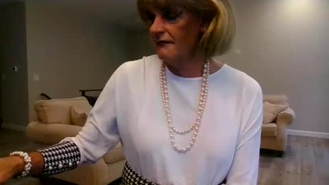 dianeheels online show from 04-28-26, 02:00