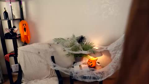 Elwyna online show from 10-28-25, 07:05