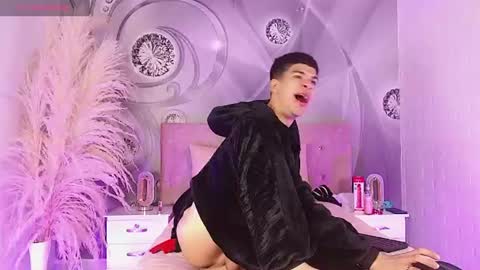 dilan_femboy_ online show from 07-04-26, 02:23