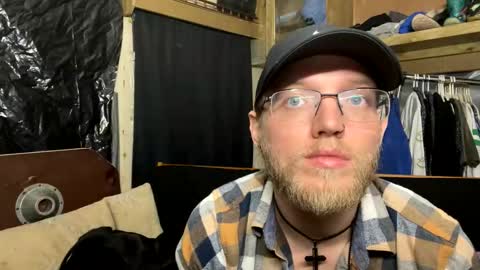 Snapshot of dilf_96 chatting on 02-18-26, 12:17 Daddy online show from 02-18-26, 12:17