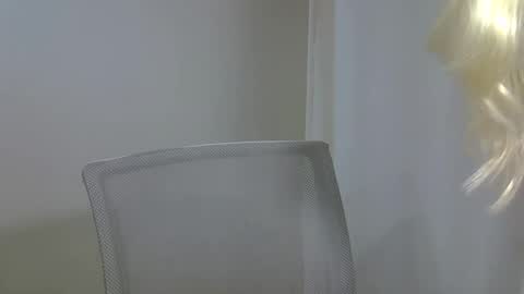 Snapshot of ditamilton chatting on 11-20-25, 10:31 DitaMilton online show from 11-20-25, 10:31