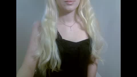 Snapshot of ditamilton chatting on 11-21-25, 08:40 DitaMilton online show from 11-21-25, 08:40