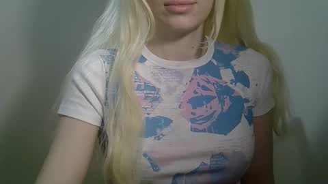 Snapshot of ditamilton chatting on 12-18-25, 12:33 DitaMilton online show from 12-18-25, 12:33