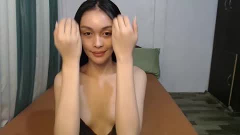 Snapshot of divina_graciaxx chatting on 02-05-26, 02:27 DIVINA online show from 02-05-26, 02:27