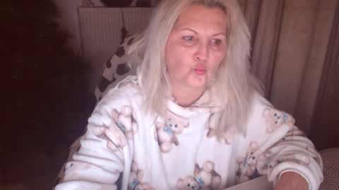 Snapshot of divineblond chatting on 11-19-25, 12:21 Alexxa online show from 11-19-25, 12:21