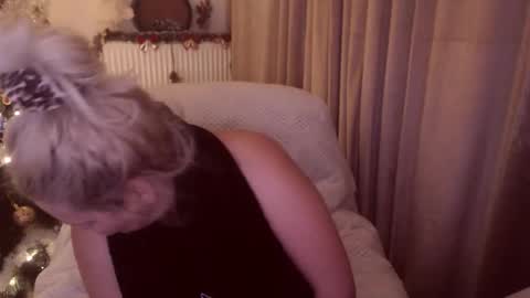 Snapshot of divineblond chatting on 11-29-25, 10:13 Alexxa online show from 11-29-25, 10:13