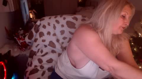 Snapshot of divineblond chatting on 01-10-26, 12:12 Alexxa online show from 01-10-26, 12:12