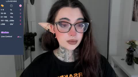 dixipixi_ online show from 10-18-25, 06:26