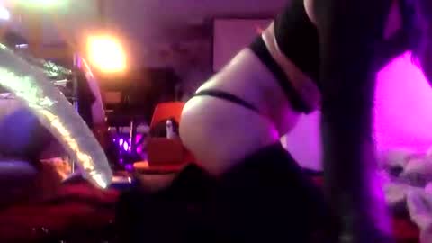 Snapshot of dizzy_dreamer chatting on 12-16-25, 07:13 Izzy Knyx online show from 12-16-25, 07:13