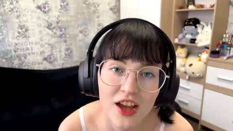 Snapshot of dodiebabikian chatting on 09-09-25, 12:05 Annie PVT IS OPEN online show from 09-09-25, 12:05