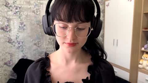 Snapshot of dodiebabikian chatting on 09-10-25, 12:05 Annie PVT IS OPEN online show from 09-10-25, 12:05