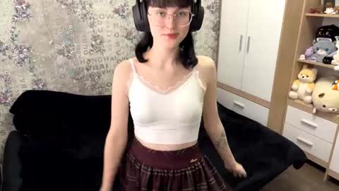 Snapshot of dodiebabikian chatting on 09-11-25, 12:05 Annie PVT IS OPEN online show from 09-11-25, 12:05