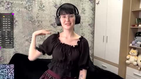 Snapshot of dodiebabikian chatting on 09-25-25, 12:09 Annie PVT IS OPEN online show from 09-25-25, 12:09