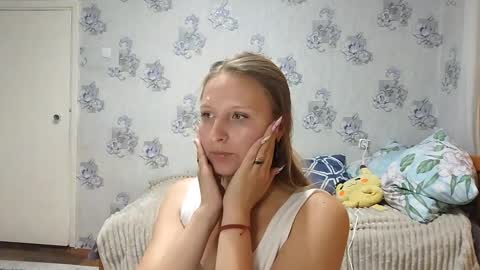 Snapshot of dodiebabikian chatting on 10-09-25, 10:46 Annie PVT IS OPEN online show from 10-09-25, 10:46