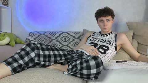 Snapshot of doedeeer chatting on 12-22-24, 07:33 Alex online show from 12-22-24, 07:33