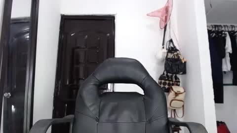 doll_dollys_ online show from 01-07-25, 08:21