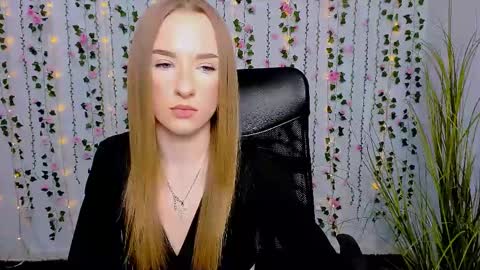 Snapshot of doll_vey chatting on 03-07-25, 03:39 doll_vey online show from 03-07-25, 03:39