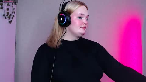 Snapshot of dolled_up_cvnt chatting on 10-23-25, 11:31 Miss Rose online show from 10-23-25, 11:31