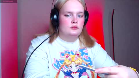 Snapshot of dolled_up_cvnt chatting on 10-28-25, 08:11 Miss Rose online show from 10-28-25, 08:11