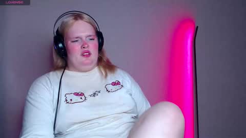 Snapshot of dolled_up_cvnt chatting on 10-31-25, 05:36 Miss Rose online show from 10-31-25, 05:36