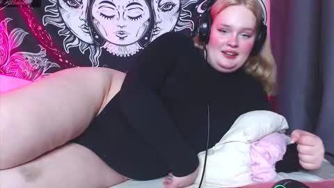 Snapshot of dolled_up_cvnt chatting on 11-08-25, 07:01 Miss Rose online show from 11-08-25, 07:01