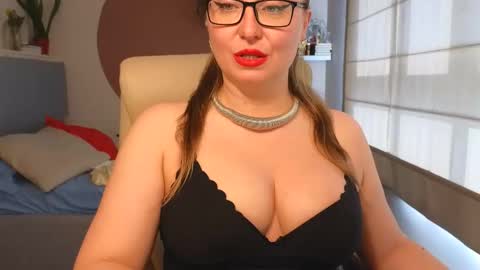 Snapshot of dom_mummy chatting on 06-02-26, 01:02 DOM MUMMY online show from 06-02-26, 01:02