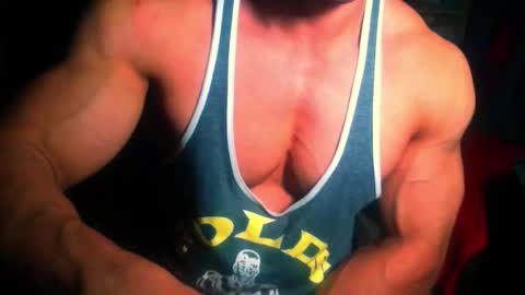 Snapshot of dominatemuscle chatting on 11-22-25, 09:36 Kevin online show from 11-22-25, 09:36