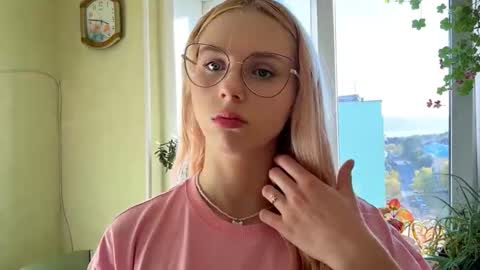 Snapshot of donettastrowbridge chatting on 10-07-25, 11:40 Karolina online show from 10-07-25, 11:40