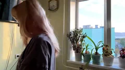 Snapshot of donettastrowbridge chatting on 10-10-25, 01:10 Karolina online show from 10-10-25, 01:10