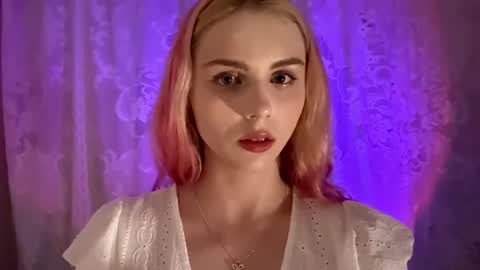 Snapshot of donettastrowbridge chatting on 10-19-25, 03:34 Karolina online show from 10-19-25, 03:34