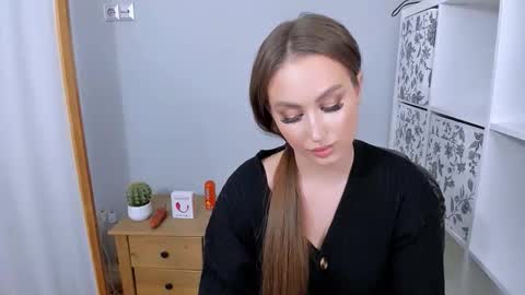 Snapshot of donnasensual chatting on 12-19-25, 05:42 DonnaSensual online show from 12-19-25, 05:42