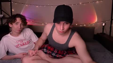 Snapshot of dontknowloool chatting on 12-19-25, 09:33 EliotKenny online show from 12-19-25, 09:33