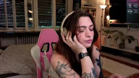 Snapshot of dorfmatratze_ chatting on 06-08-26, 04:57 Alice online show from 06-08-26, 04:57