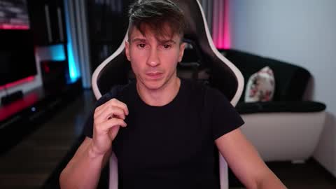 Snapshot of dorianreyes chatting on 10-06-25, 11:24 Dorian Reyes online show from 10-06-25, 11:24